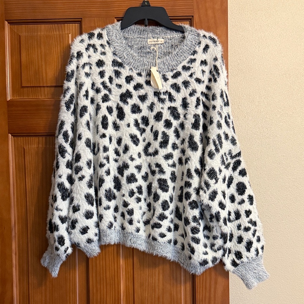 Cozy Leopard Print Sweater brand new size M/L